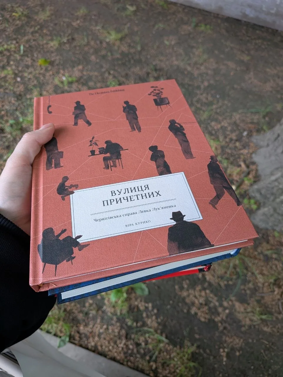 Залетіла сьогодні на книжковий арсенал в Києві, дуууже багато людей, видавництв, і книжок